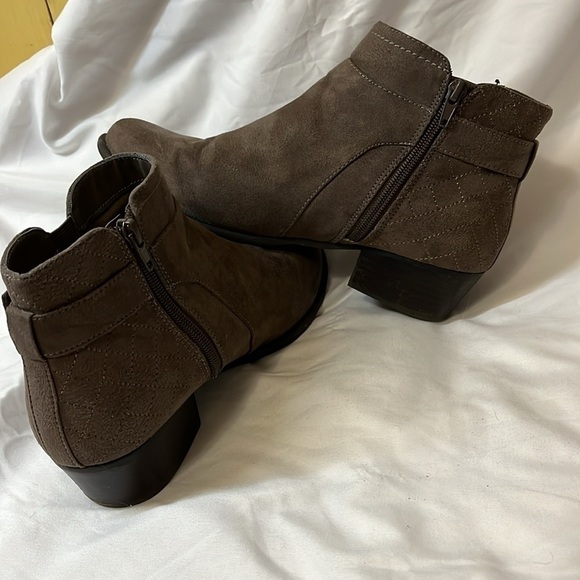 Unisa women’s booties zip up size 9W - Picture 4 of 7
